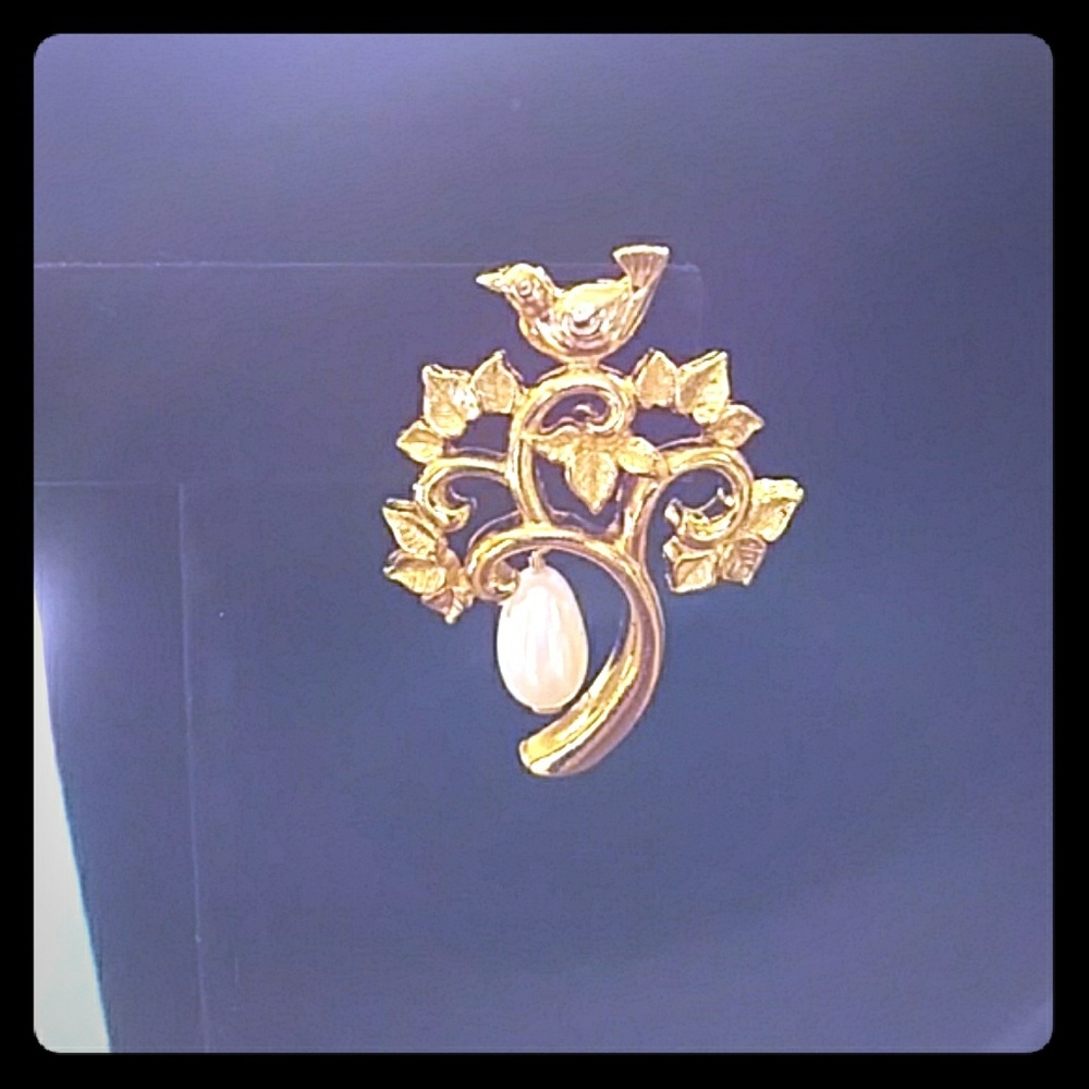 Avon First Day of Christmas Pin